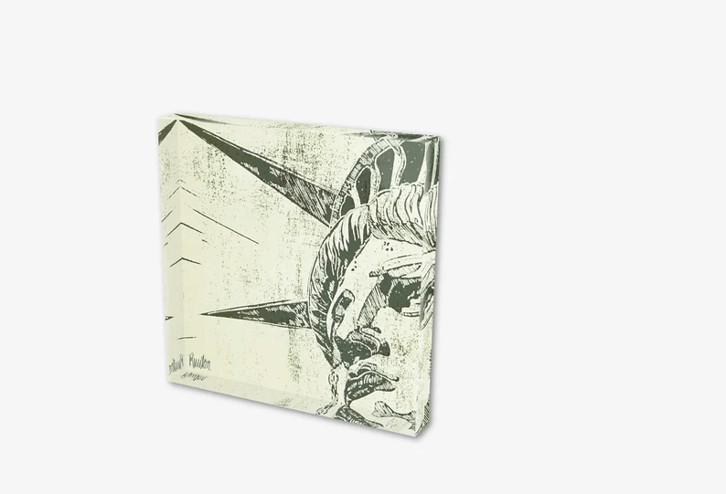 Acrylglas-Block der New Yorker "Lady Liberty" Freiheitsstatue. 2 Farben-Druck in Sand-Grau. Hochwertige Druckqualität – perfekt für New York-Fans! vom Künstler signiert und mit Zertifikat. Limitierte Ausgabe, in 2 Größen.