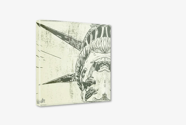 Acrylglas-Block der New Yorker "Lady Liberty" Freiheitsstatue. 2 Farben-Druck in Sand-Grau. Hochwertige Druckqualität – perfekt für New York-Fans! vom Künstler signiert und mit Zertifikat. Limitierte Ausgabe, in 2 Größen.