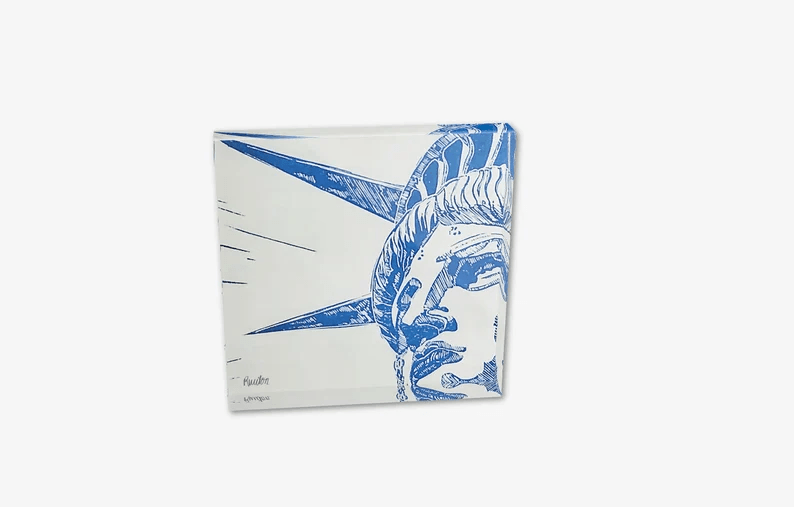 Acrylglas-Block der New Yorker "Lady Liberty" Freiheitsstatue. Druck in Cyan-Blau. Hochwertige Druckqualität – perfekt für New York-Fans! vom Künstler signiert und mit Zertifikat. Limitierte Ausgabe, in 2 Größen.