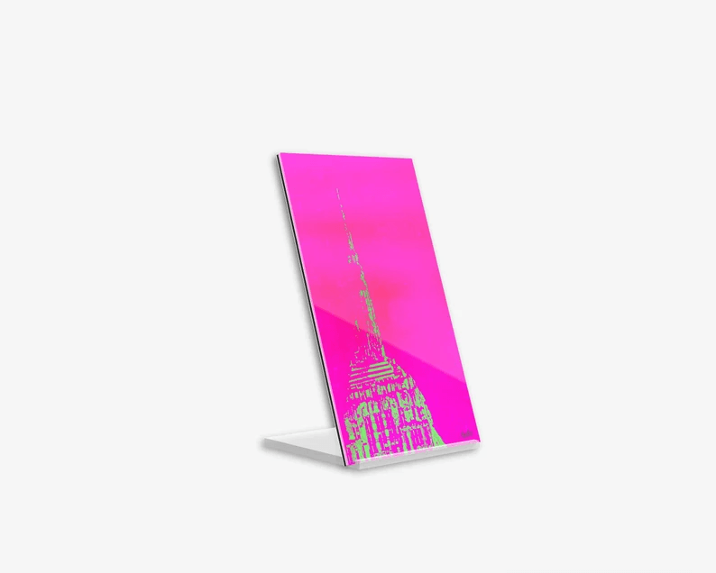 Acrylglas-Aufsteller Empire State Building in hochwertiger Druckqualität – perfekt für New York-Fans! Pinkfarbener Druck vom Original, vom Künstler signiert und mit Zertifikat. Limitierte Ausgabe, in 2 Größen erhältlich