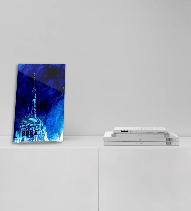 Acrylglas-Aufsteller Empire State Building in hochwertiger Druckqualität – perfekt für New York-Fans! Blau-Aquarell-Druck vom Original, vom Künstler signiert und mit Zertifikat. Limitierte Ausgabe, in 2 Größen erhältlich