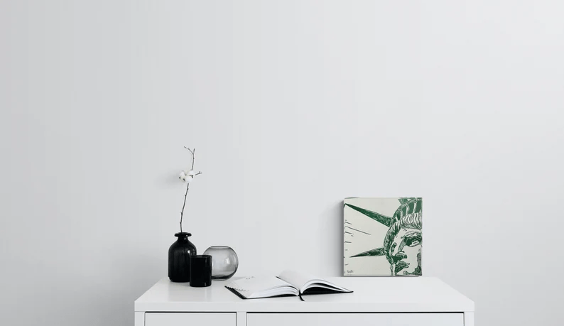 Acrylglas-Block der New Yorker "Lady Liberty" Freiheitsstatue. Schlamm-Grün auf weißem Grund. Hochwertige Druckqualität – perfekt für New York-Fans!  vom Künstler signiert und mit Zertifikat. Limitierte Ausgabe, in 2 Größen.
