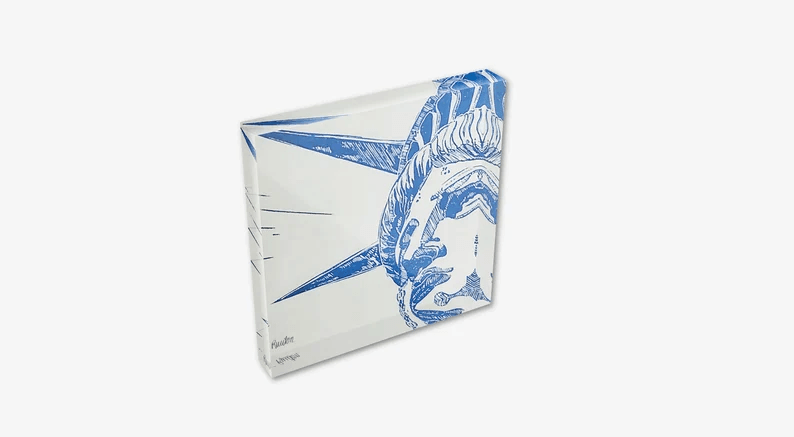 Acrylglas-Block der New Yorker "Lady Liberty" Freiheitsstatue. Druck in Cyan-Blau. Hochwertige Druckqualität – perfekt für New York-Fans!  vom Künstler signiert und mit Zertifikat. Limitierte Ausgabe,  in 2 Größen.