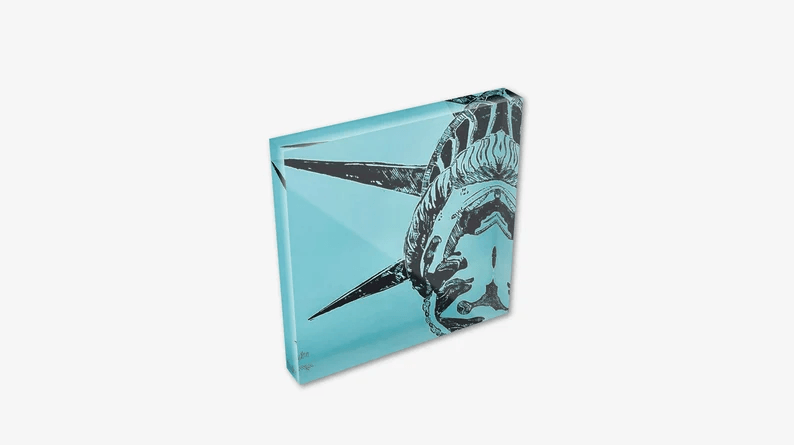 Acrylglas-Block der New Yorker "Lady Liberty" Freiheitsstatue. Zweifarben-Druck Türkiesfarben und Schwarz auf weißem Grund. Hochwertige Druckqualität – perfekt für New York-Fans!  vom Künstler signiert und mit Zertifikat. Limitierte Ausgabe, in 2 Größen.