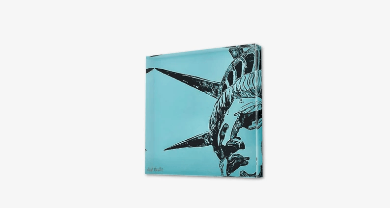 Acrylglas-Block der New Yorker "Lady Liberty" Freiheitsstatue. Zweifarben-Druck Türkiesfarben und Schwarz auf weißem Grund. Hochwertige Druckqualität – perfekt für New York-Fans!  vom Künstler signiert und mit Zertifikat. Limitierte Ausgabe, in 2 Größen.