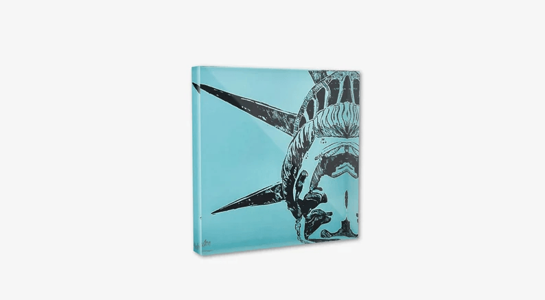 Acrylglas-Block der New Yorker "Lady Liberty" Freiheitsstatue. Zweifarben-Druck Türkiesfarben und Schwarz auf weißem Grund. Hochwertige Druckqualität – perfekt für New York-Fans!  vom Künstler signiert und mit Zertifikat. Limitierte Ausgabe, in 2 Größen.