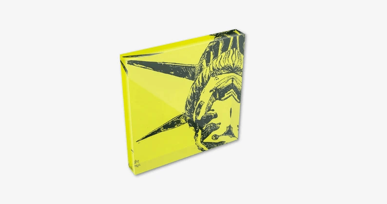 Acrylglas-Block der New Yorker "Lady Liberty" Freiheitsstatue. Zweifarben-Druck Senffarben und Schwarz auf weißem Grund. Hochwertige Druckqualität – perfekt für New York-Fans!  vom Künstler signiert und mit Zertifikat. Limitierte Ausgabe, in 2 Größen.