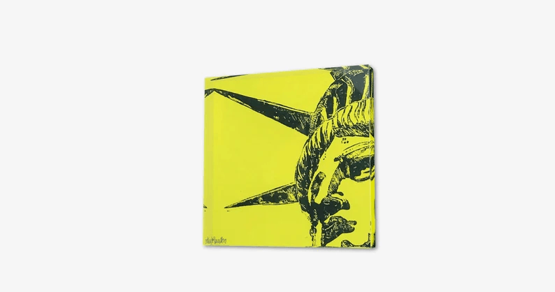 Acrylglas-Block der New Yorker "Lady Liberty" Freiheitsstatue. Zweifarben-Druck Senffarben und Schwarz auf weißem Grund. Hochwertige Druckqualität – perfekt für New York-Fans!  vom Künstler signiert und mit Zertifikat. Limitierte Ausgabe, in 2 Größen.