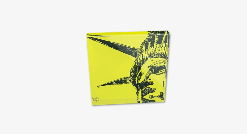 Acrylglas-Block der New Yorker "Lady Liberty" Freiheitsstatue. Zweifarben-Druck Senffarben und Schwarz auf weißem Grund. Hochwertige Druckqualität – perfekt für New York-Fans!  vom Künstler signiert und mit Zertifikat. Limitierte Ausgabe, in 2 Größen.