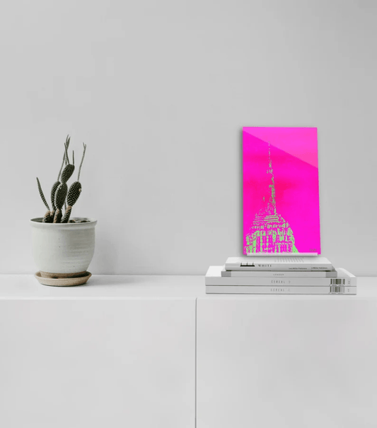 Acrylglas-Aufsteller Empire State Building in hochwertiger Druckqualität – perfekt für New York-Fans! Pinkfarbener Druck vom Original, vom Künstler signiert und mit Zertifikat. Limitierte Ausgabe,  in 2 Größen erhältlich