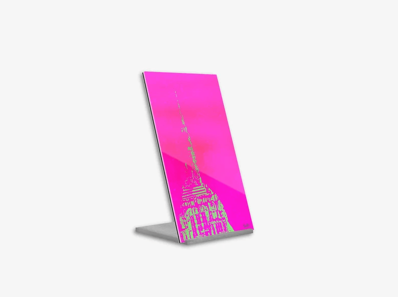 Acrylglas-Aufsteller Empire State Building in hochwertiger Druckqualität – perfekt für New York-Fans! Pinkfarbener Druck vom Original, vom Künstler signiert und mit Zertifikat. Limitierte Ausgabe,  in 2 Größen erhältlich