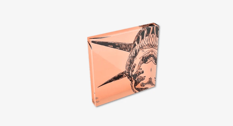 Acrylglas-Block der New Yorker "Lady Liberty" Freiheitsstatue. Zweifarben-Druck Ockerfarben und Schwarz auf weißem Grund. Hochwertige Druckqualität – perfekt für New York-Fans!  vom Künstler signiert und mit Zertifikat. Limitierte Ausgabe, in 2 Größen.